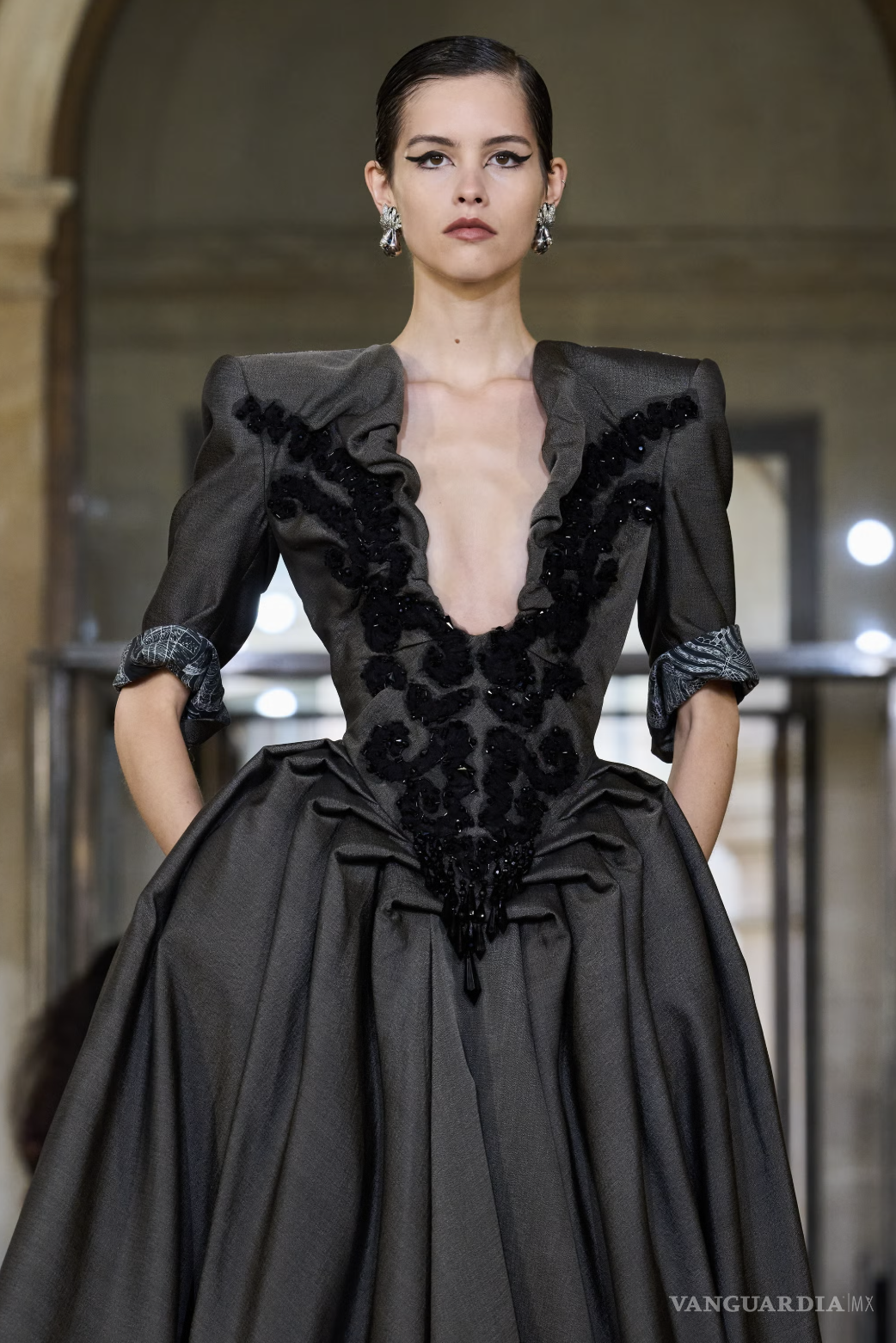 $!La diseñadora de vestuario Jacqueline Durran ha construido un universo visual donde el dramatismo, la pasión y la nostalgia se traducen en tejidos estructurados.