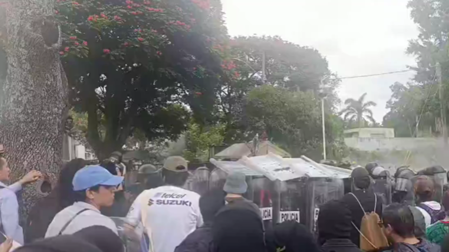 Protesta fuera de Casa Jalisco por la crisis de aguas negras en Gudalajara, Jalisco.
