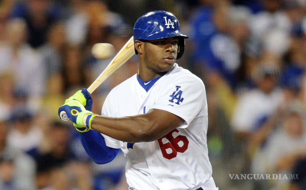 $!Yasiel Puig levanta la mano para jugar con el Tri de beisbol