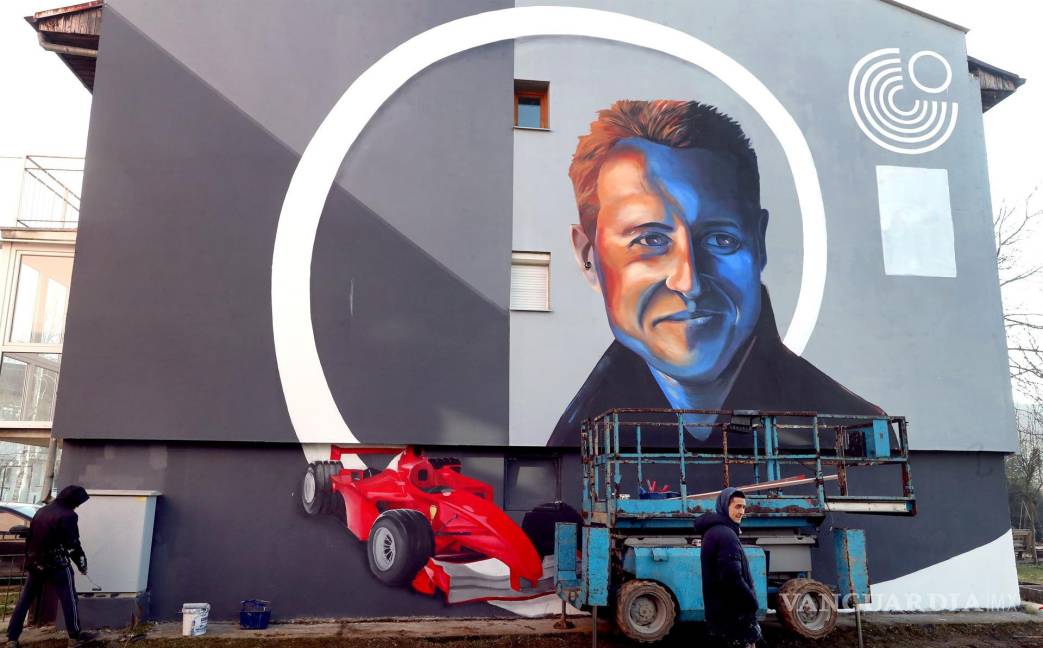 $!Artistas bosnios trabajan en un mural que representa a Michael Schumacher en Dobrinja, un suburbio de Sarajevo, Bosnia y Herzegovina. EFE/EPA/Fehim Demir