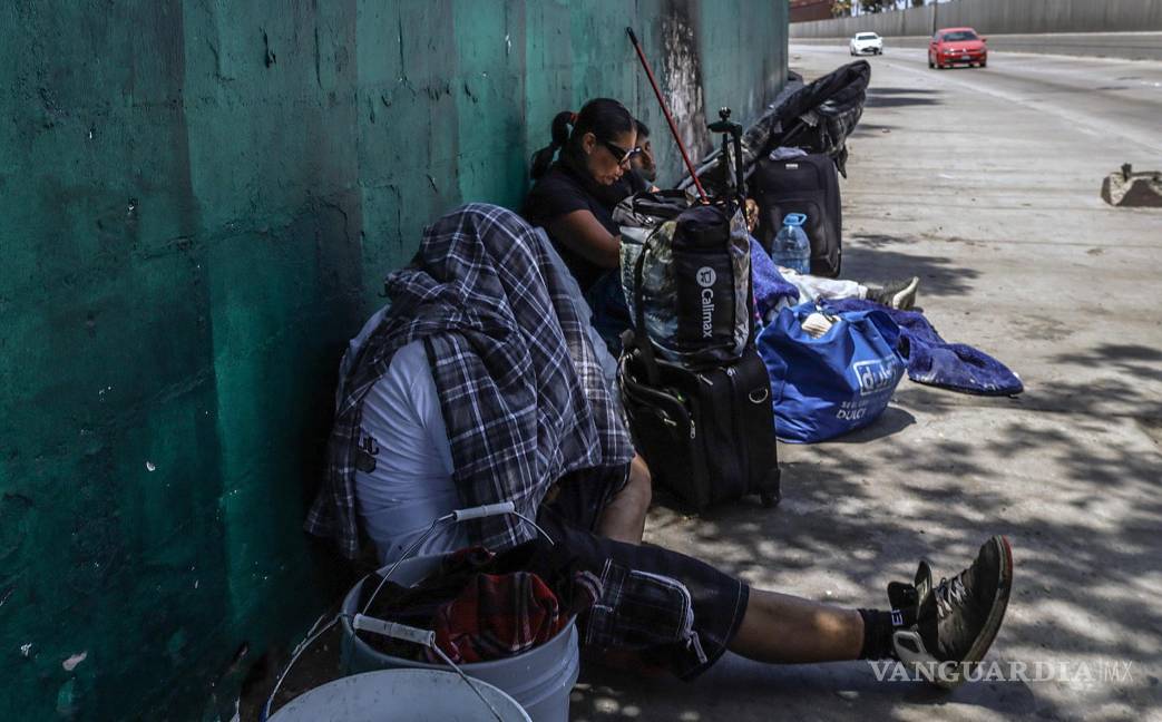 $!Presuntos consumidores de droga permanecen en una calle el 26 en Tijuana, Baja California (México).