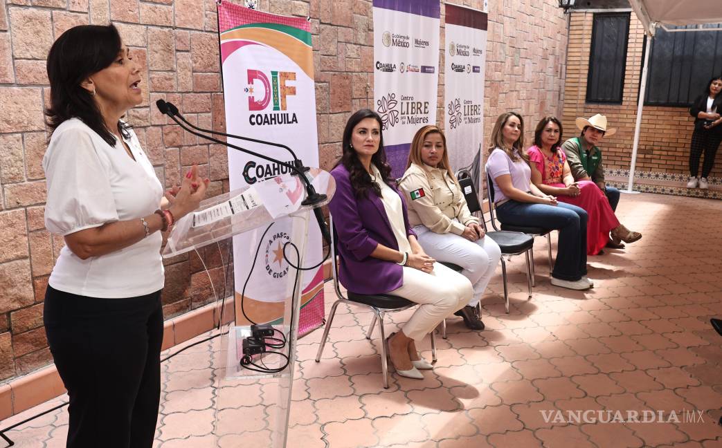 $!Liliana Salinas Valdés y autoridades municipales durante la apertura de un espacio dedicado a la atención integral de mujeres en situación de vulnerabilidad.