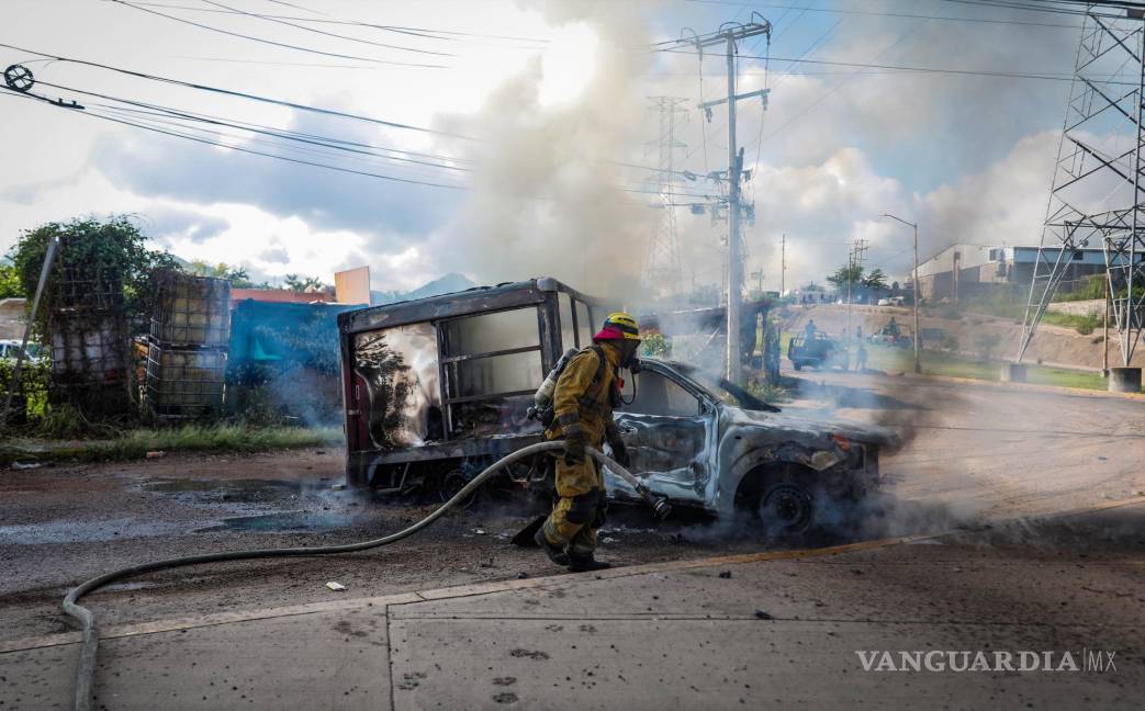 $!Durante la mañana de este miércoles 11 de septiembre, dos vehículos fueron despojados y posteriormente incendiados en la zona conocida como Costerita y la Prolongación Álvaro Obregón. Ambos vehículos fueron colocados para obstruir el acceso.