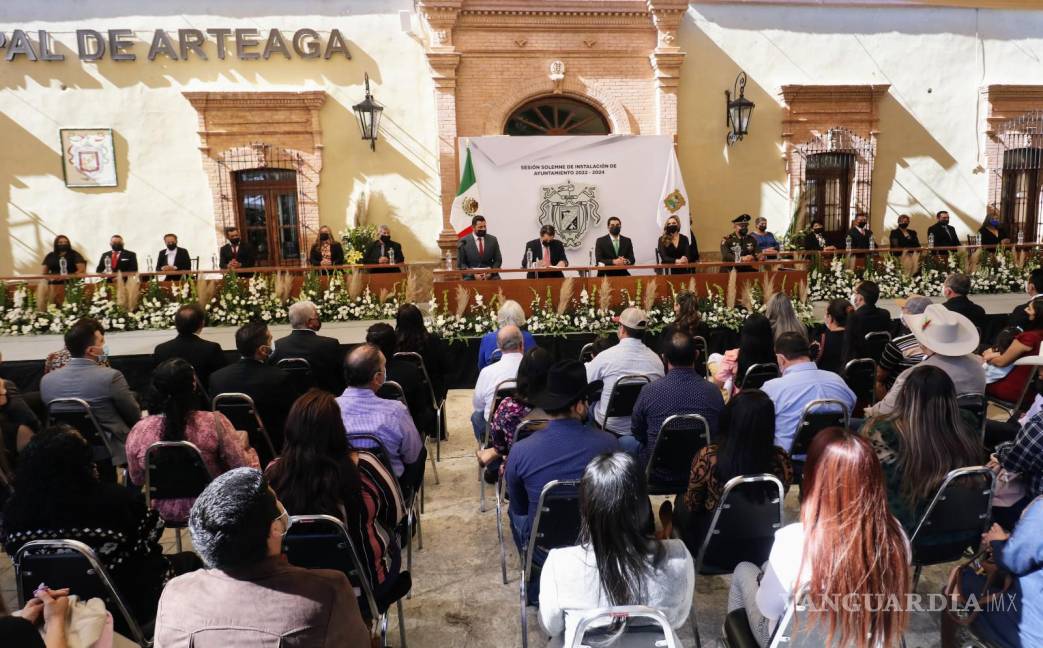 $!El nuevo alcalde de Arteaga, Ramiro Durán García rindió la toma de protesta por los próximos tres años. FOTO: HÉCTOR GARCÍA