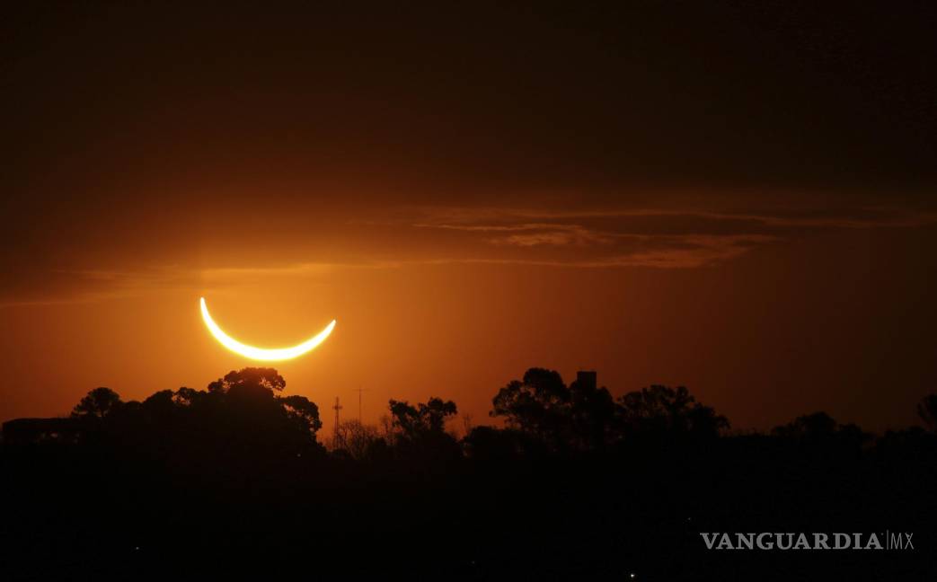 $!La luna pasa frente al sol poniente durante un eclipse solar total en Buenos Aires, Argentina, el martes 2 de julio de 2019.
