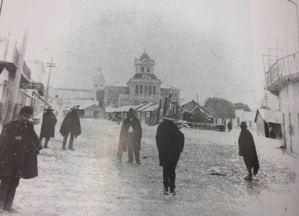 $!Lo que se ve de fondo, señala el maestro y escritor Alejando Pérez Cervantes, es el teatro Acuña durante la nevada de 1892.