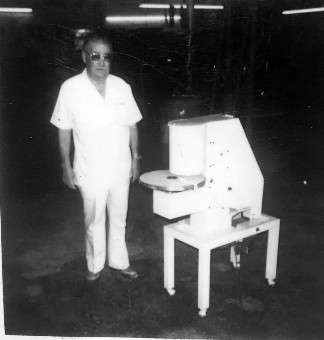 $!Don Atanasio, con la máquina de su invención para producir tortillas de harina.