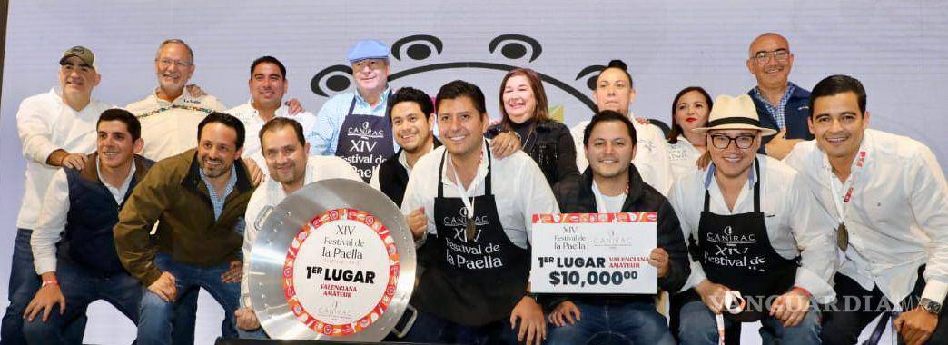 $!Los ganadores del Festival de la Paella posaron al lado del alcalde José María Fraustro Siller.