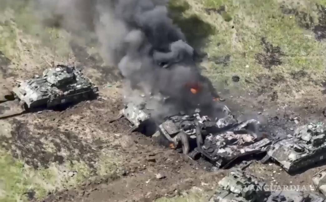 $!En esta imagen tomada el día de hoy se ven tanques alemanes Leopard-2A6’ y estadounidense BMP M2 radley destruidos en la región de Zaporizhzhia