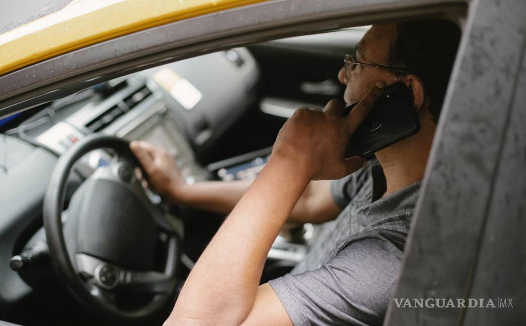 $!El realizar llamadas teléfonicas y enviar mensajes de texto mientras se conduce, es una violación al Reglamento de Tránsito.