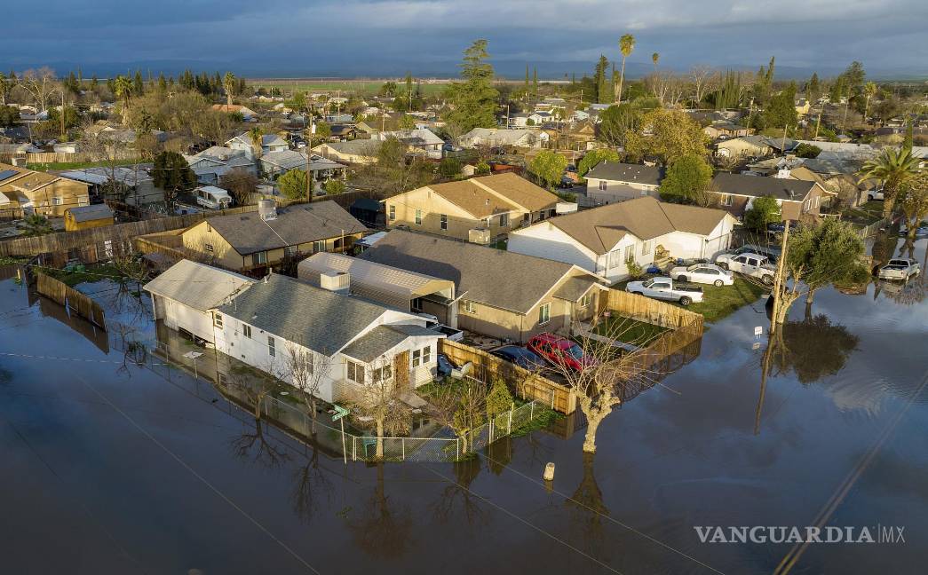 ‘Estamos atrapados aquí’; lluvias, aludes y socavones azotan a California