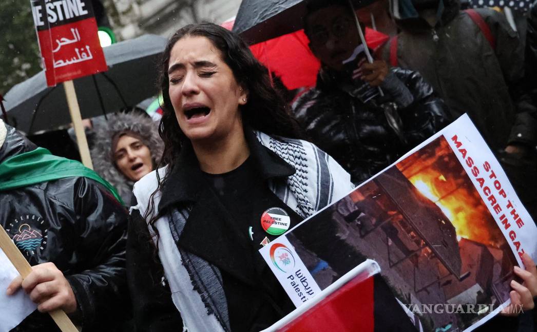 $!Una mujer reacciona mientras manifestantes pro palestinos realizan una vigilia frente a Downing Street en Londres, Gran Bretaña.