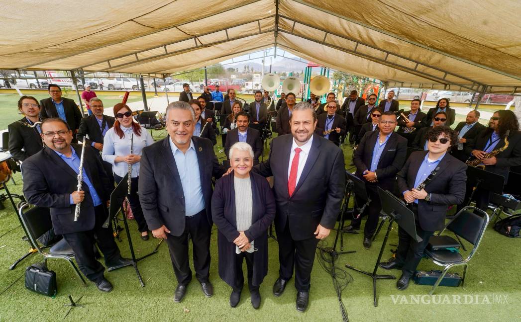 $!La Banda de Música del Estado de Coahuila amenizó la ceremonia con piezas solemnes, mientras un grupo escolar declamó un poema en honor a Ramos Arizpe.