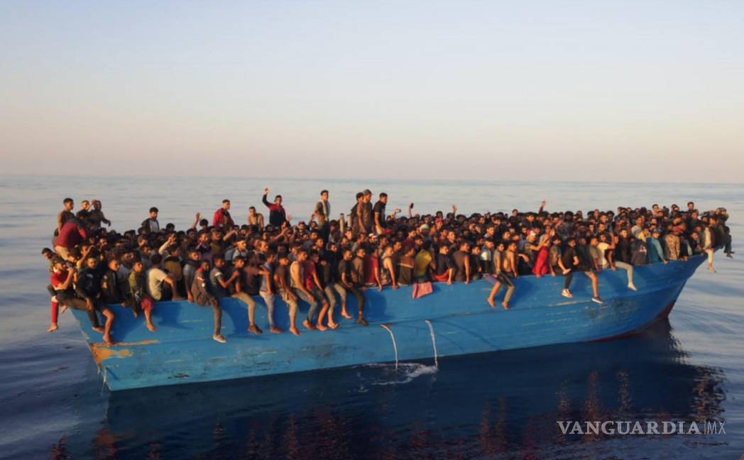 $!En un barco frente a la isla de Lampedusa, Italia, 28 de agosto de 2021