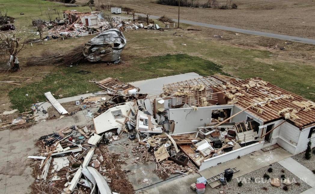 $!Por lo menos 92 murieron en varios estados debido al impacto de más de 40 tornados en la zona el fin de semana pasado.