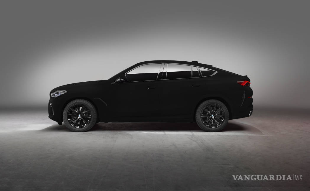 $!BMW X6 Vantablack, el auto color negro más oscuro del mundo