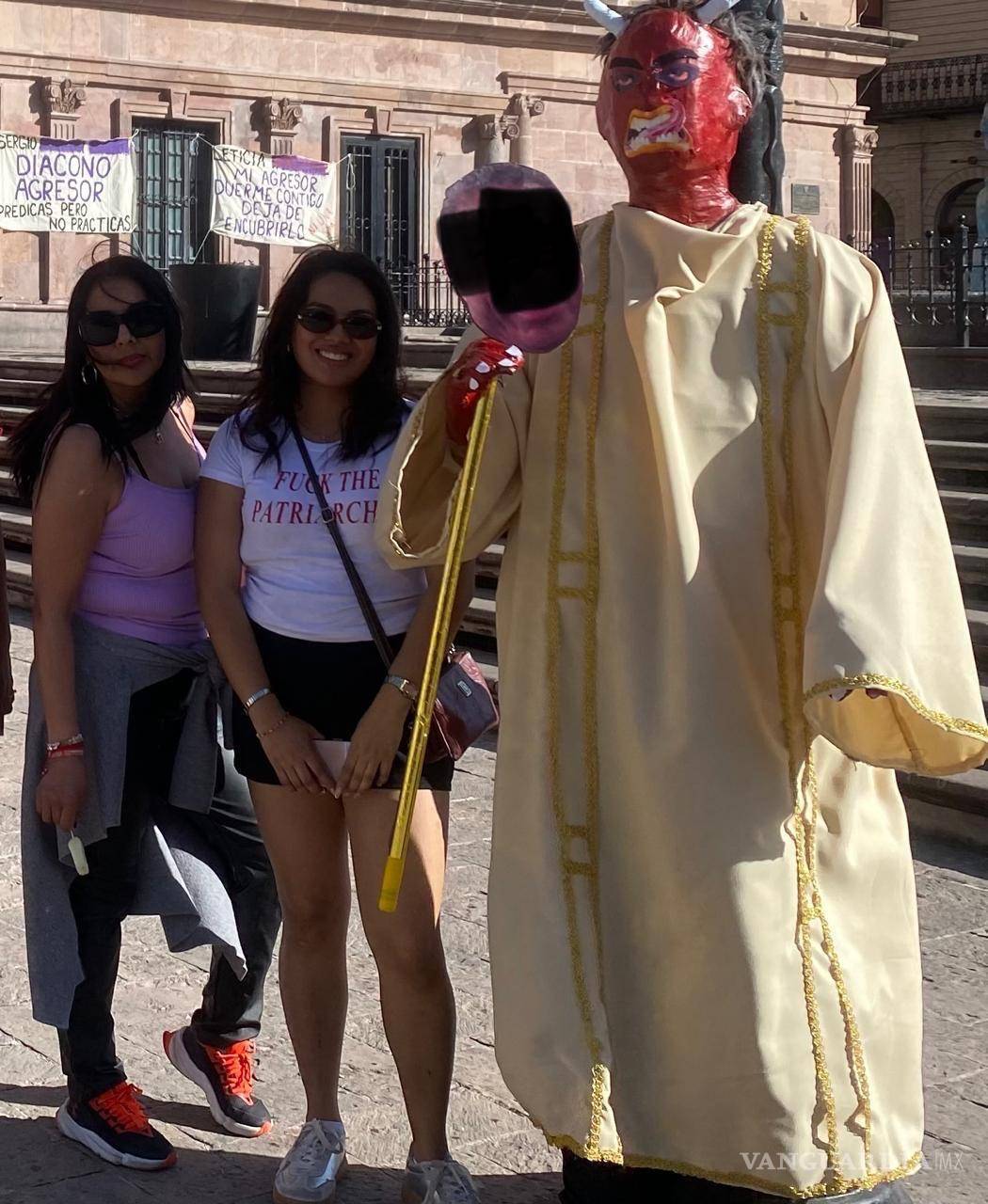 $!Piñata con sotana que llevó Oralia Fernández, madre de presunta víctima de abuso sexual, para exhibir al agresor.