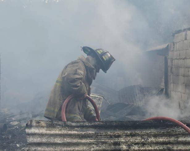 Elementos de Protección Civil de Nuevo León (PCNL) atendieron el incendio de tres tejabanes en el municipio de Guadalupe, sin reporte de lesionados.