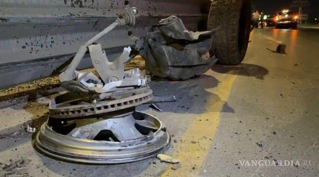 $!El accidente ocurrió alrededor de las 02:00 horas en la lateral del bulevar Nazario S. Ortiz Garza.