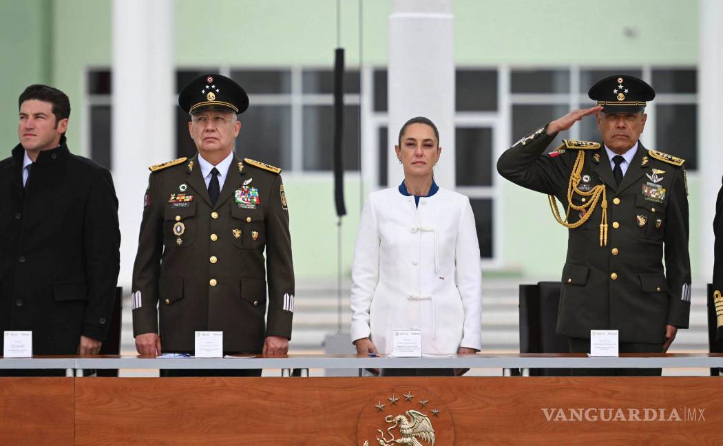 $!Claudia Sheinbaum, Presidenta de México, y Ricardo Trevilla Trejo, secretario de la Defensa Nacional, encabezaron el 112 aniversario del Día del Ejército Mexicano”, en cuya ceremonia se entregaron las instalaciones del 27/o Regimiento de Caballería Motorizado. También estuvo presente el gobernador de Nuevo León, Samuel García.