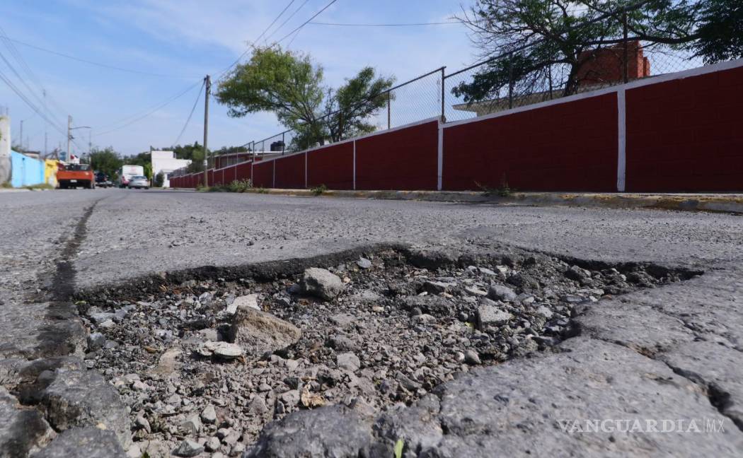 $!Producto de las lluvias de la última semana, los baches aumentaron su presencia.