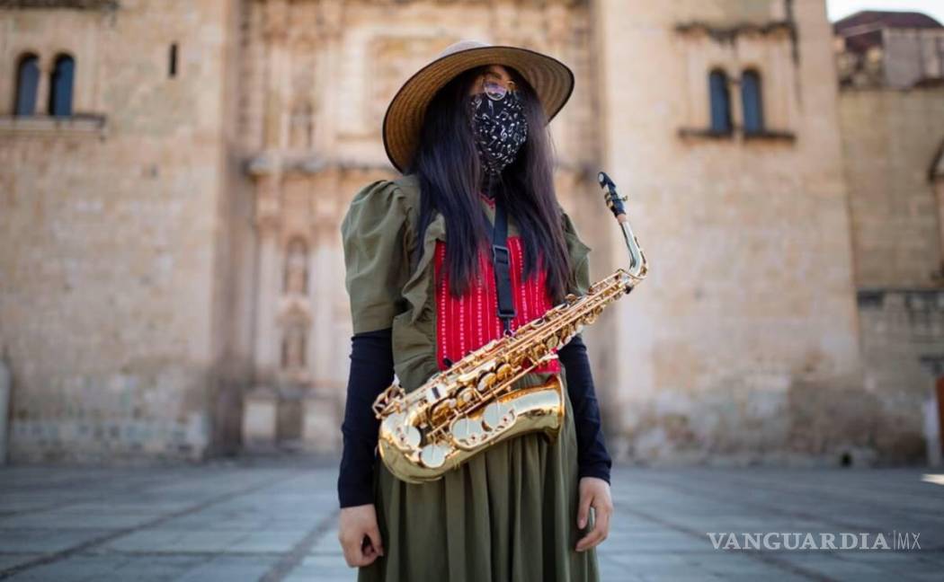 $!Ella es María Elena Ríos, saxofonista que subió al escenario con la Maldita Vecindad