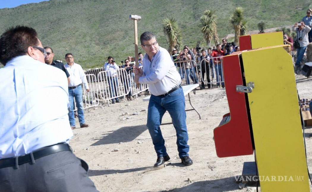 $!&quot;Hoy Coahuila sin duda es uno de los estados más seguros del país&quot;: Miguel Riquelme durante incineración de drogas, alcohol y minicasinos