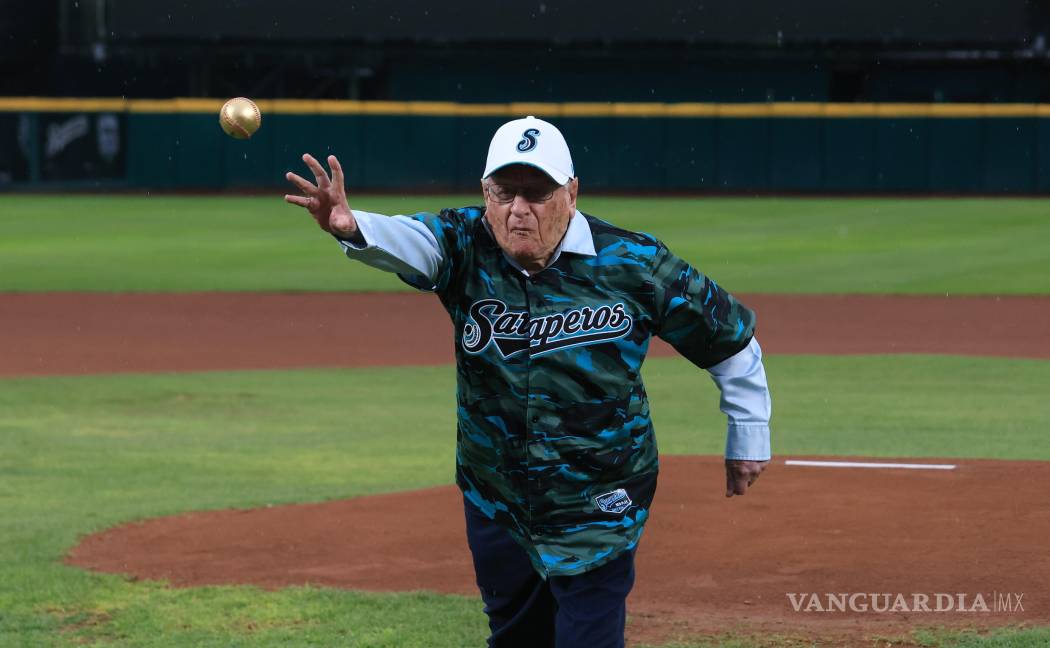 $!La primera bola del encuentro fue lanzada por Armando Fuentes Aguirre “Catón”, destacado periodista saltillense.