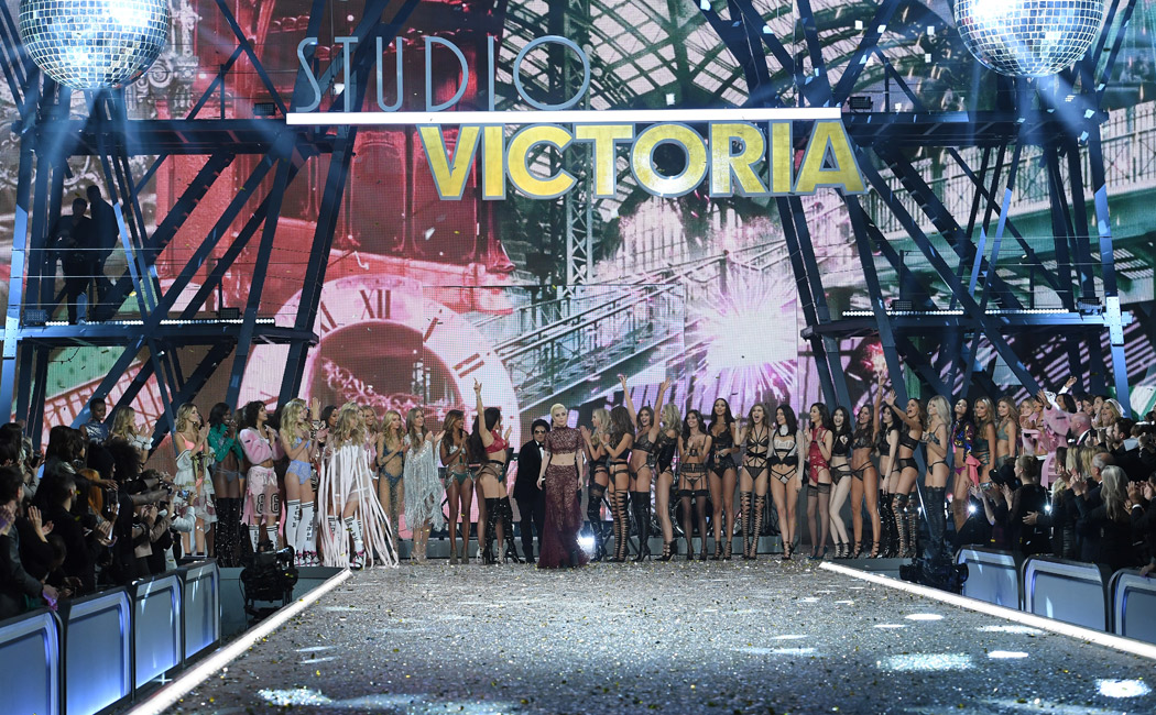 $!Fotogalería: Desfile de Victoria's Secret invade París