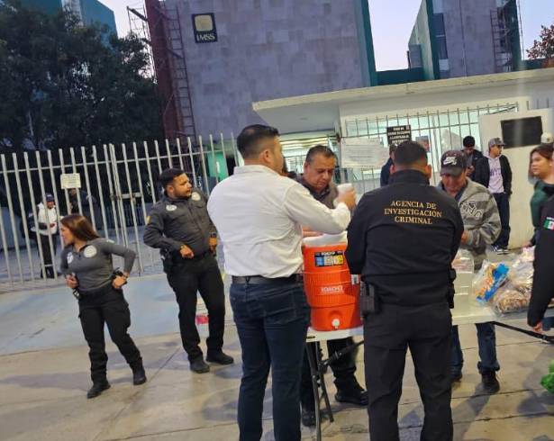 La actividad consistió en la entrega de pan y café a personas que esperaban afuera del área de urgencias.