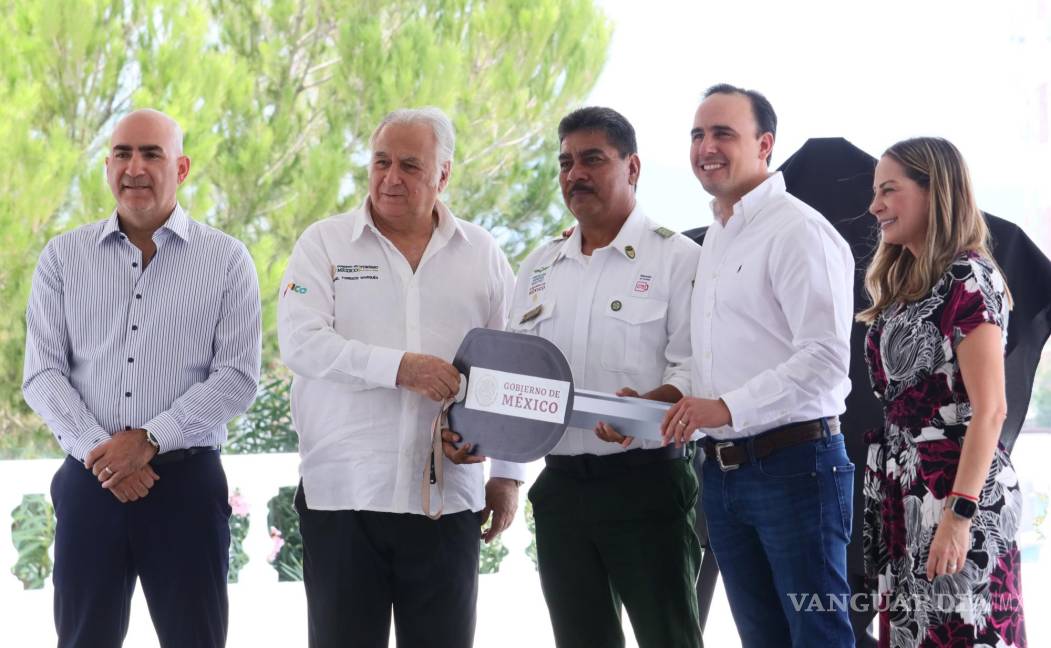 $!El gobernador de Coahuila, Manolo Jiménez, junto al secretario de Turismo federal, Miguel Torruco, celebran la designación del Barrio Mágico.