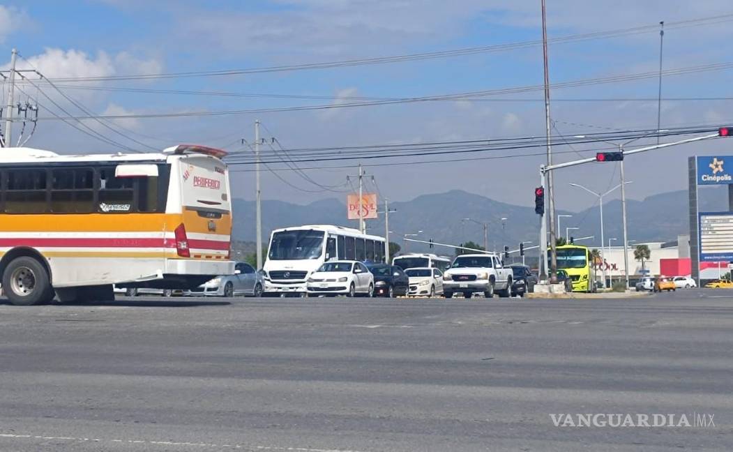 $!No se necesita ser horario escolar u hora pico; la cantidad de vehículos en la zona rebasa la capacidad de flujo.