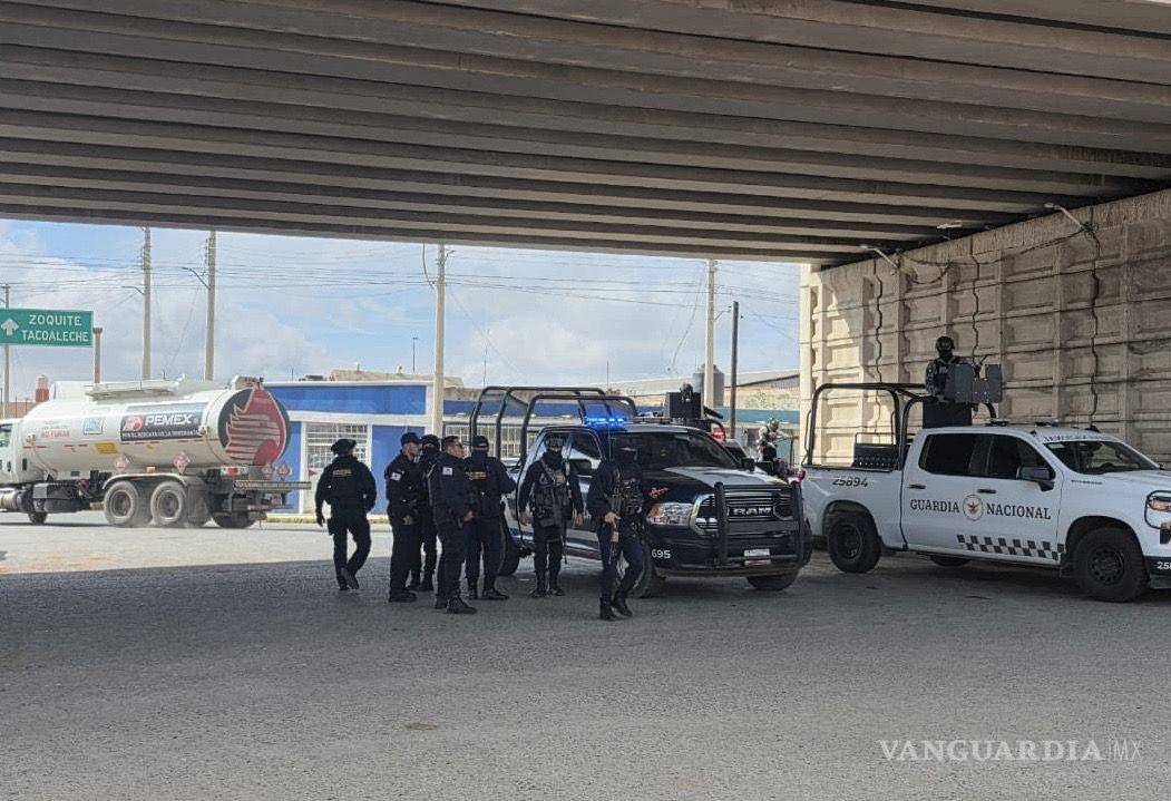 $!PÁNUCO, ZACATECAS, 18 JULIO 2026.- Fueron localizados los cuerpos sin vida de por lo menos diez personas en los municipios de Pánuco, Morelos y Sain Alto. La madrugada de este sábado, lugareños informaron del hallazgo de por lo menos 4 hombres colgando del puente vehicular de la carretera no. 45 a la altura de la comunidad de Pozo de Gamboa, en el municipio de Pánuco. Más tarde las corporaciones policiacas confirmaron el hallazgo de cinco cuerpos más sin vida abandonados que frente a la clínica regional del IMSS, en el municipio de Mórelos. Un también se confirmó el reporte de una persona sin vida sobre la carretera Sain Alto-Sombrerete, la cual se encontraba envuelta en cobijas y bolsas de plástico. En los tres echos peritos de la Fiscalía del Estado realizó las primeras investigaciones y trasladó los cuerpos al Servicio Médico Forense. La zona está siendo resguardada y hay un despliegue de elementos de Guardia Nacional, Ejército Mexicano y Policía Estatal para dar con los responsables.