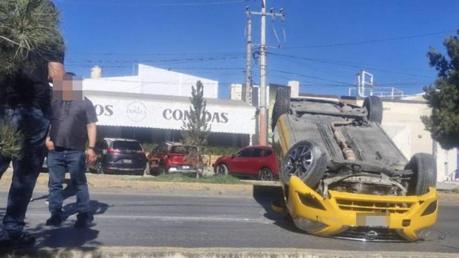 El conductor del vehículo de alquiler logró salir por su propio pie, resultando únicamente con un susto tras el percance.