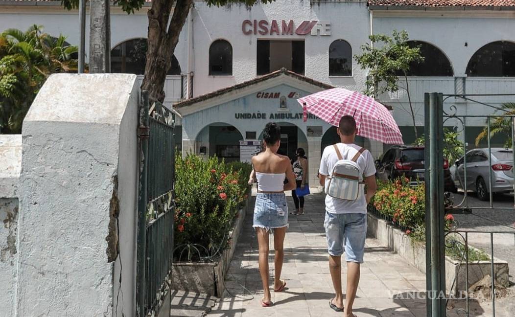 Entre protestas, practican aborto en niña de 10 años violada en Brasil