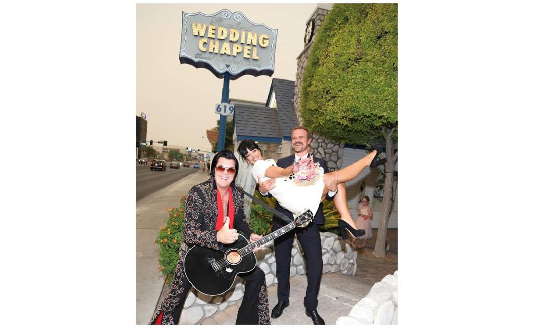 David Harbour y Lily Allen se casan en secreto y comparten sus fotos con el mundo