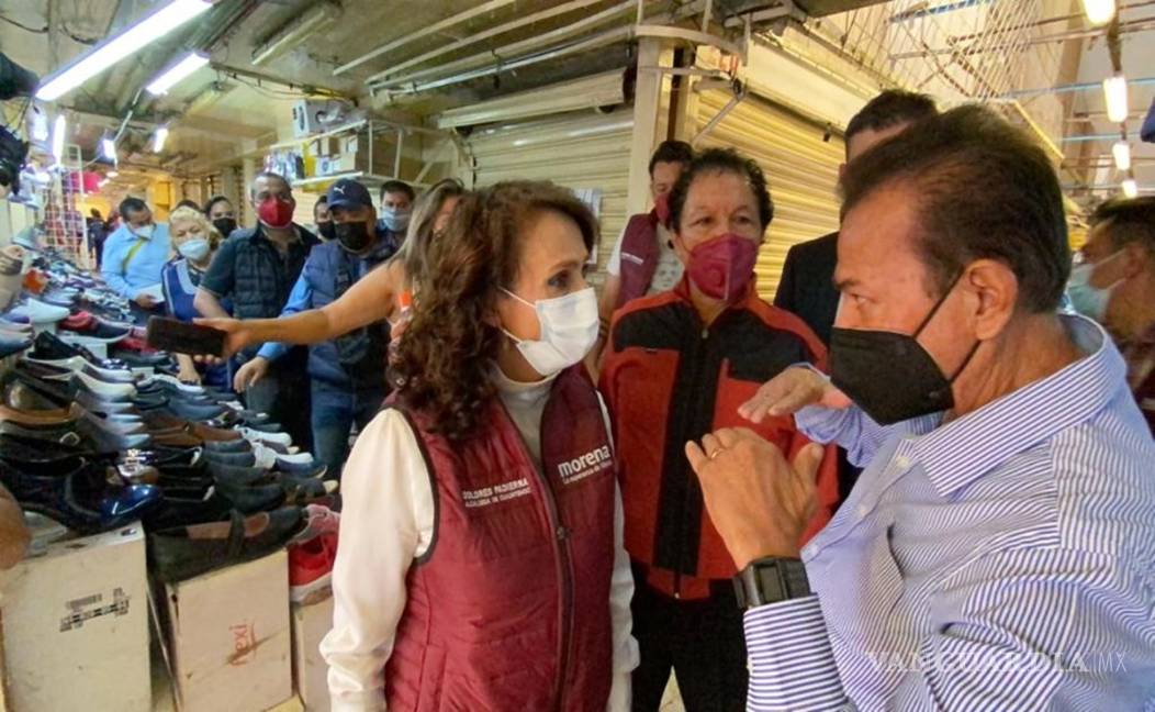 Comerciantes de República de El Salvador reciben con aplausos a Dolores Padierna