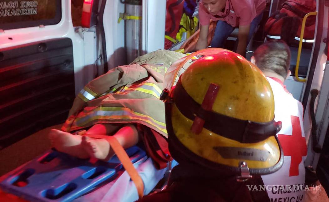 $!La mujer herida fue trasladada en ambulancia al centro médico más cercano después del accidente en Parras de la Fuente.