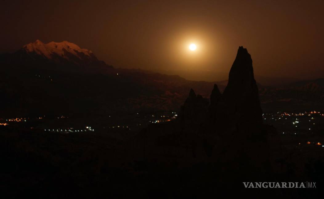 $!La luna llena se eleva junto al nevado Illimani, en las afueras de La Paz, Bolivia. Durante el fenómeno conocido como la “Luna de fresa”.