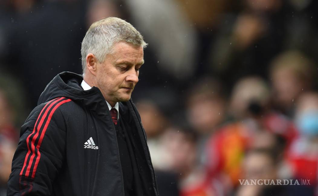 $!El director técnico del Manchester United, Ole Gunnar Solskjaer, reacciona durante el partido de fútbol de la Premier League inglesa entre el Manchester United y el Manchester City en Manchester, Gran Bretaña. EFE/EPA/Peter Powell