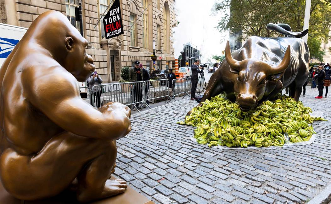$!La estatua “Charging Bull” en Broadway está rodeada de plátanos y una estatua de un gorila como instalación de protesta organizada por Sapien.Network en Nueva York. La instalación de protesta busca llamar la atención sobre la creencia del organizador de que Wall Street está fuera de contacto con las necesidades de la gente promedio. EFE/EPA/Justin Lane