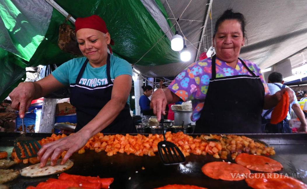 $!Vecinos y visitantes disfrutaron de antojitos típicos como enchiladas, gorditas, tamales y elotes.