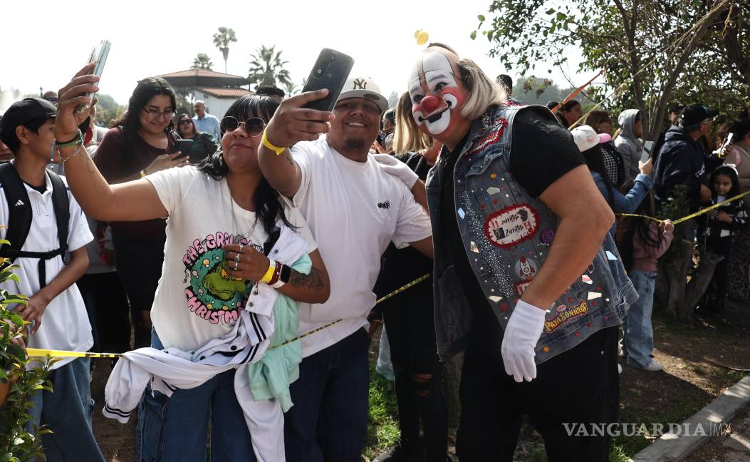 $!Carlos Campa, “Regalito”, posando para la foto con los trabajadores y familiares.