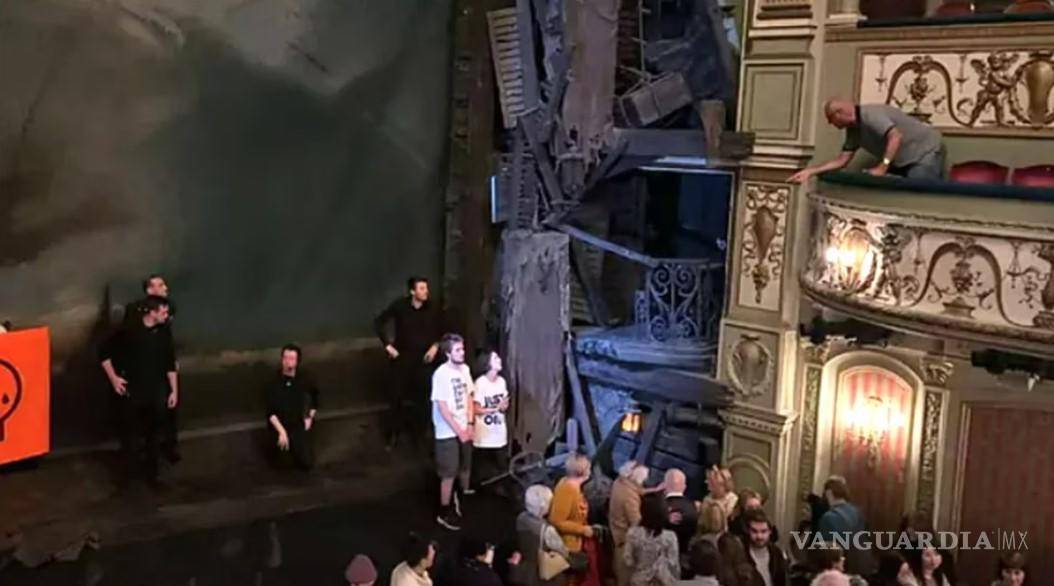 $!En medio del drama, arrestan a 5 activistas tras protesta en musical de Londres