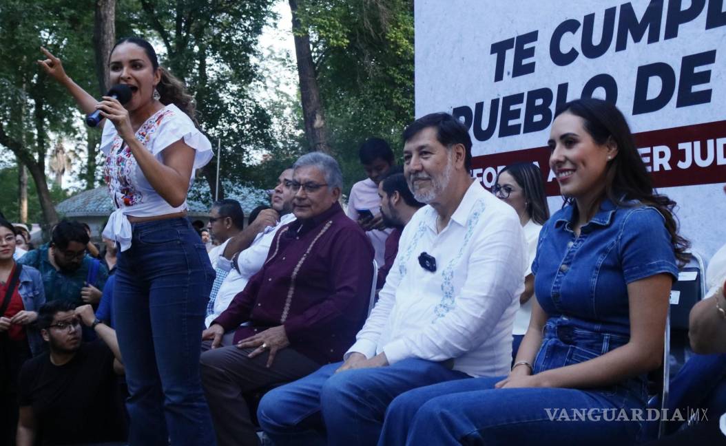 $!La ex candidata Ale Salazar tomó la palabra en el evento.