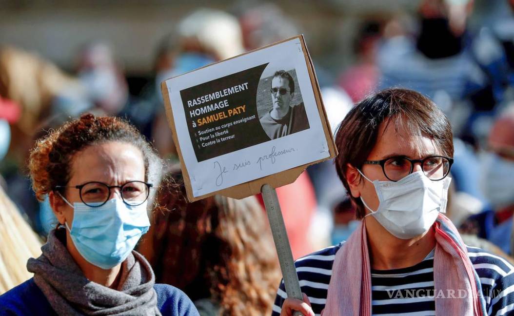 $!Manifestación contra el terrorismo después del asesinato del profesor de francés Samuel Paty, en Montpellier, Francia, el 19 de octubre de 2020.