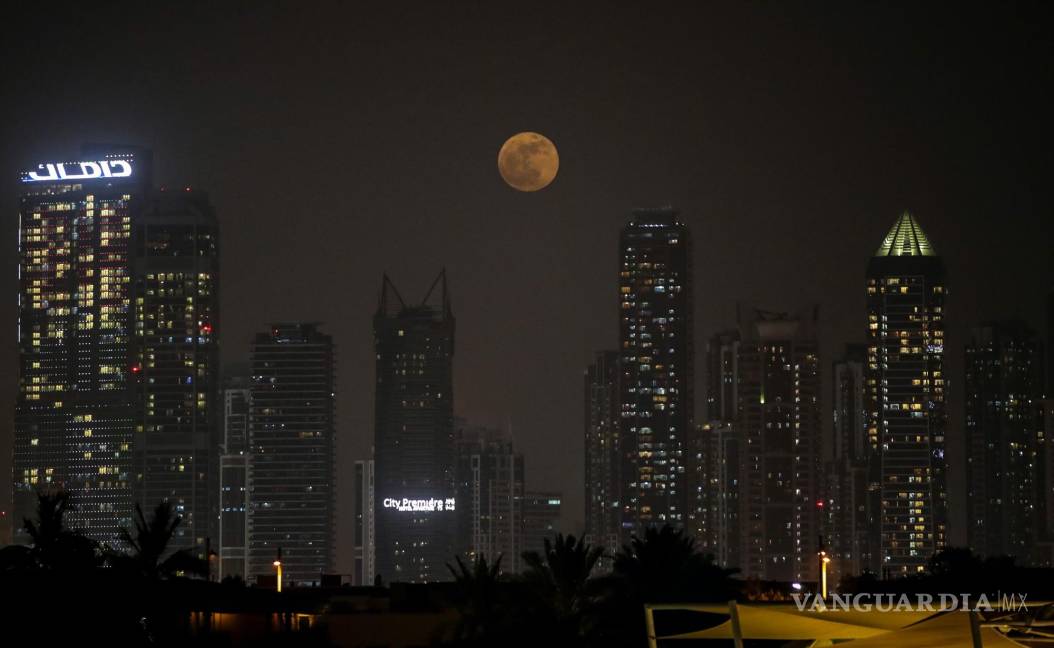 $!La Superluna llamada ‘Strawberry Supermoon’ se eleva en el cielo del emirato del Golfo de Dubai, Emiratos Árabes Unidos.