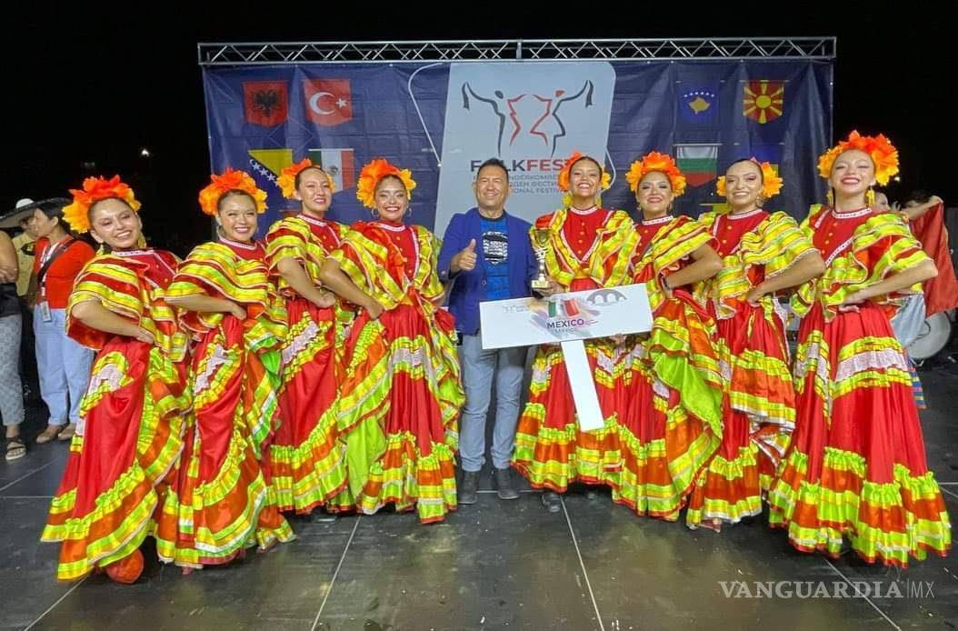 $!La agrupación está integrada por 35 bailarines y músicos.