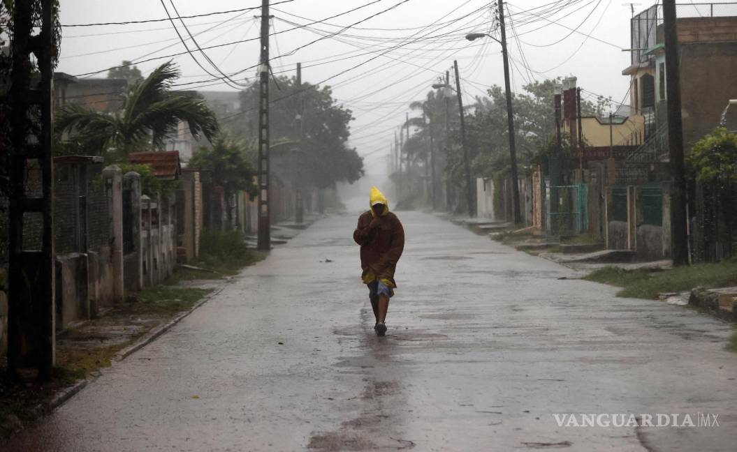 $!Un hombre camina en medio de la lluvia debido al paso del huracán Rafael en La Habana, Cuba.