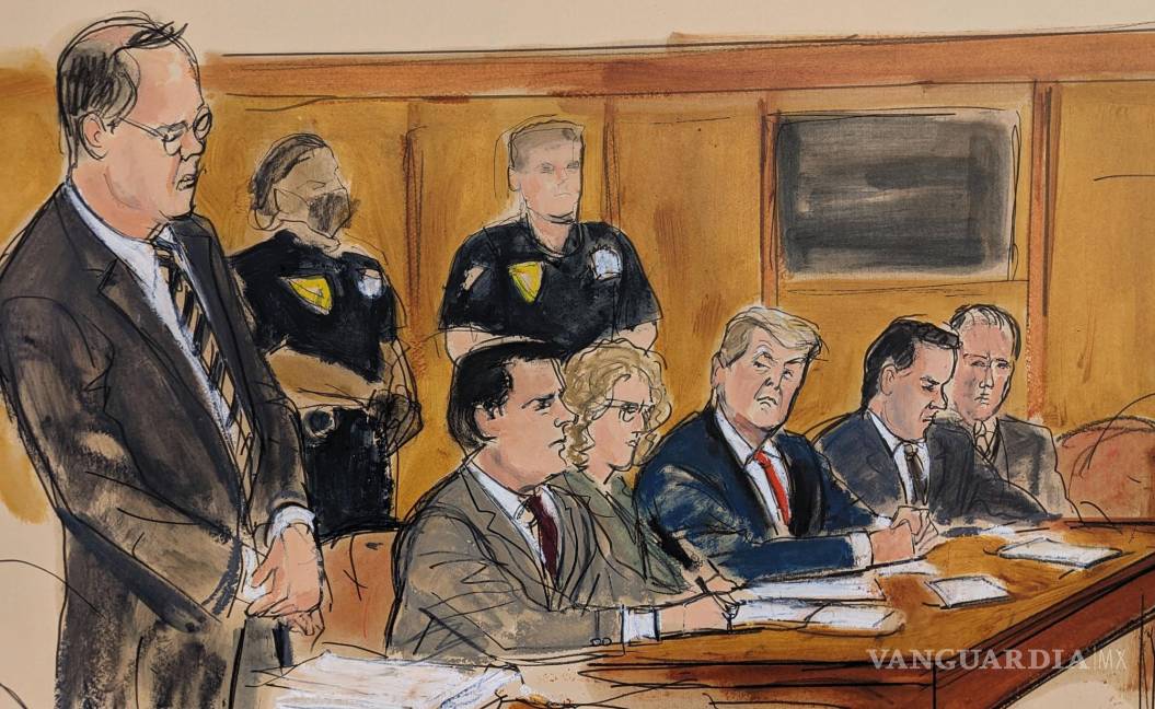 $!Boceto de artista del expresidente Donald Trump, sentado, observa al asistente del fiscal de distrito, Christopher Conroy, (izquierda), leyendo los cargos en su contra.